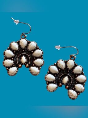 Boho Western Chic Cream Natural Stone Floral Fan Drop Earrings. NWT